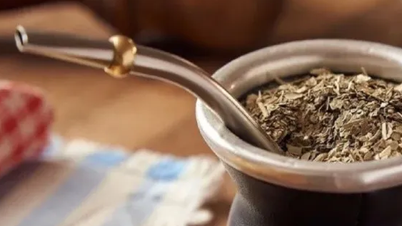 Cómo limpiar la bombilla del mate: el truco que es furor
