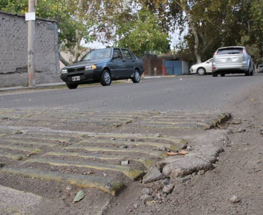 Más iluminación  y semáforos para una calle limítrofe