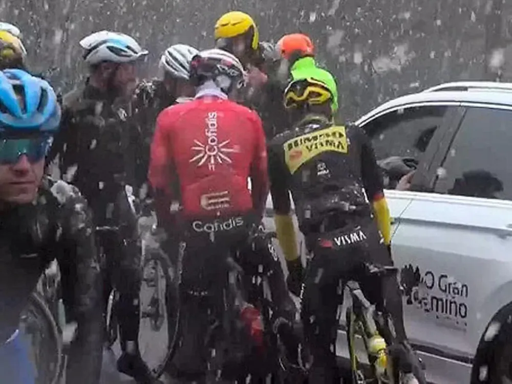 Por la nieve pararon la etapa