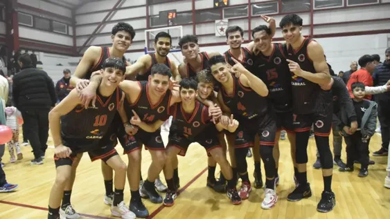 LOS CAMPEONES FESTEJAN en la foto grupal otro nuevo logro, el tercero consecutivo en torneos locales.