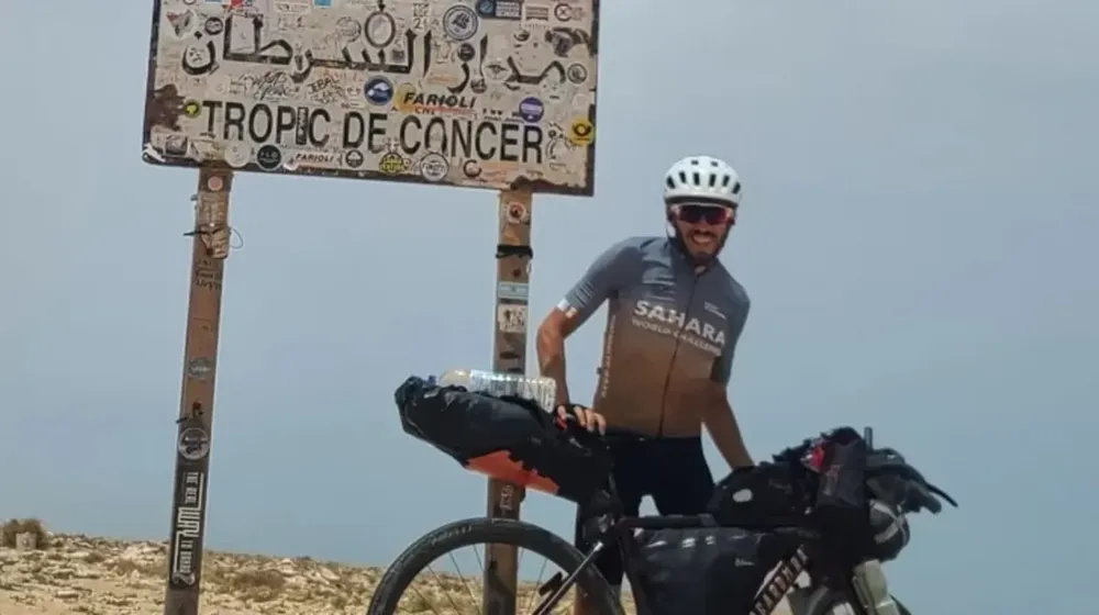 Por un “chiste” a sus amigos se desafió y cruzó el desierto del Sahara en bicicleta