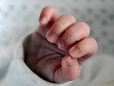 Llegó a la comisaría con su recién nacido asfixiándose y los policías le salvaron la vida Llegó a la comisaría con su recién nacido asfixiándose y los policías le salvaron la vida