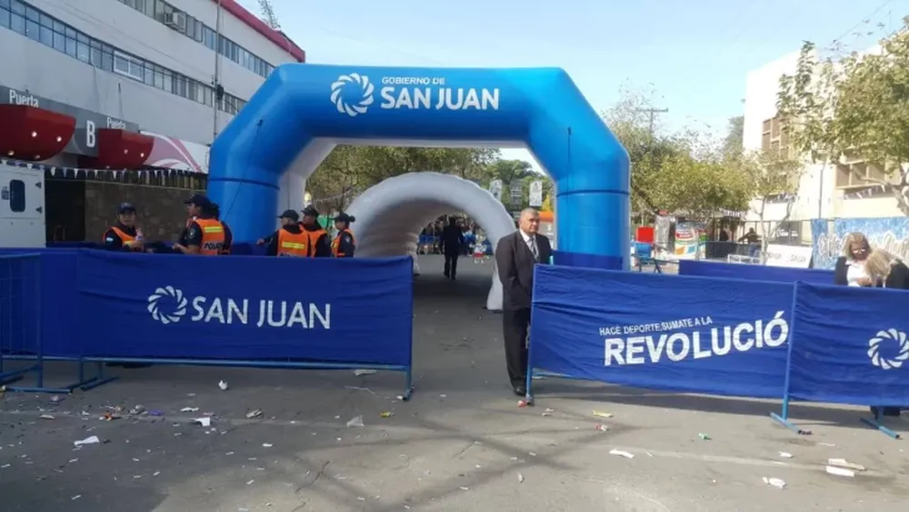 Furor por tener una foto con la réplica de la Copa del Mundo