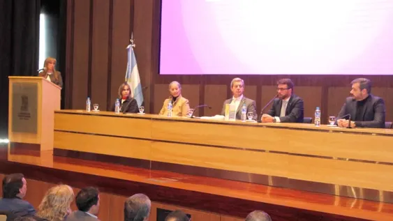 Un juego para que los alumnos de la secundaria hablen sobre sus emociones