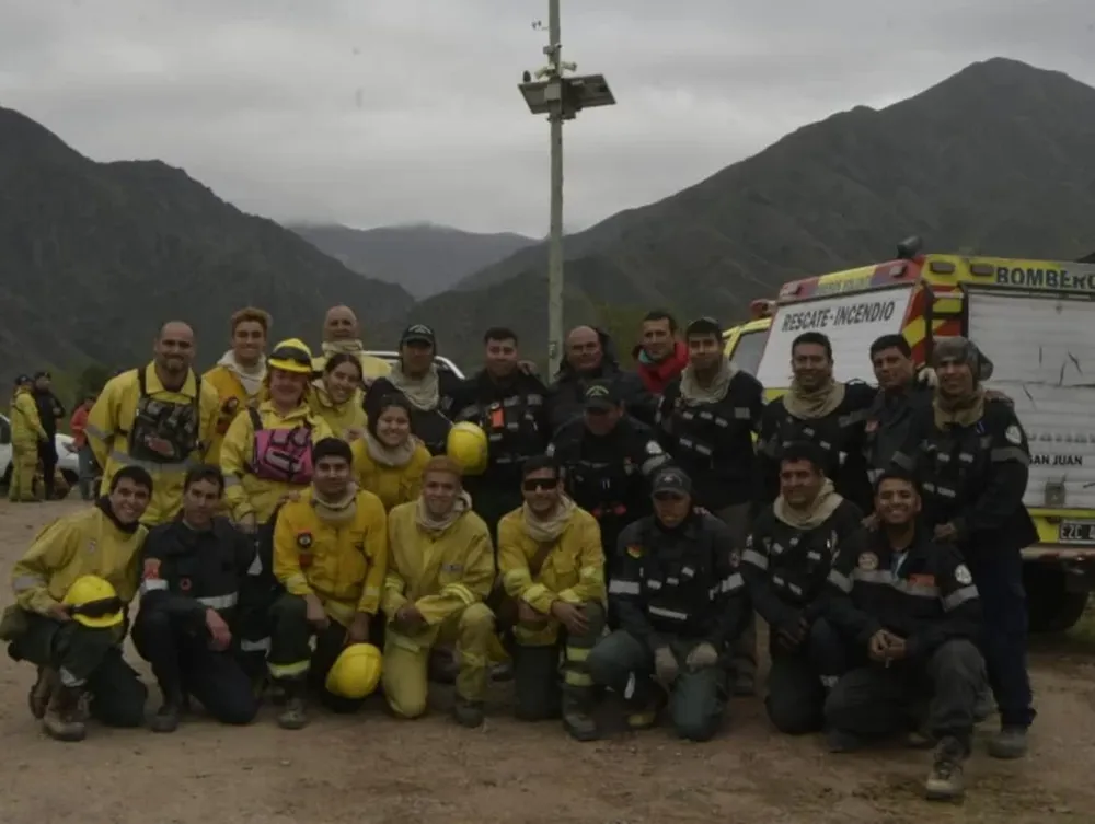 Bomberos voluntarios sanjuaninos lucharon en primera línea contra el fuego en Mendoza