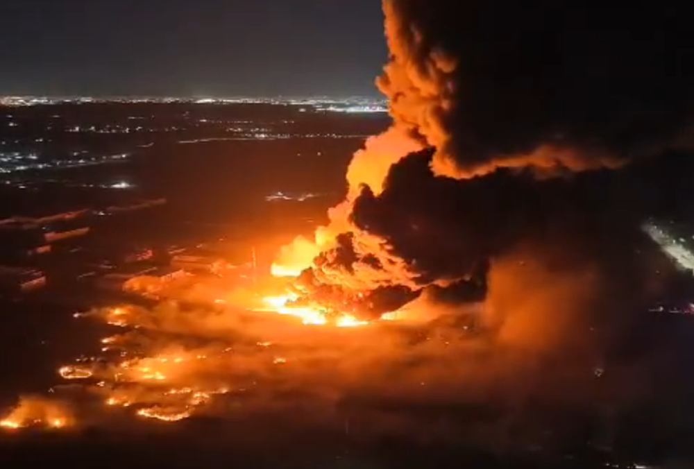 Explosión e incendio en el parque industrial de Ezeiza: el fuego afectó cinco plantas y hubo al menos 25 heridos