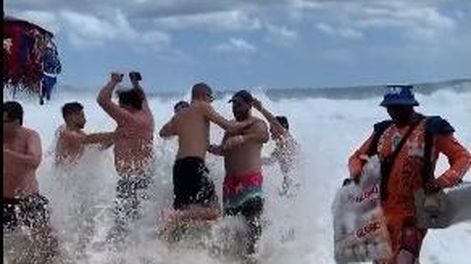 Ola gigante arrastró a los turistas en una playa de Brasil
