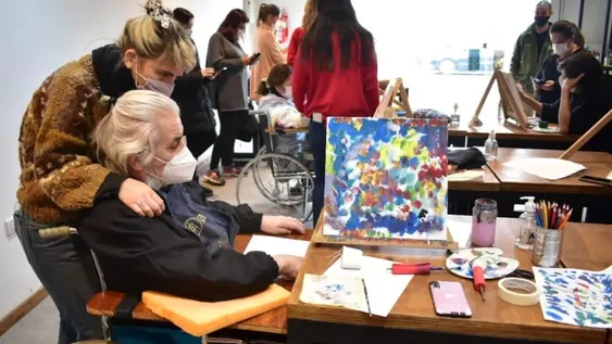 La conmovedora experiencia de personas en neurorehabilitación sobre un lienzo