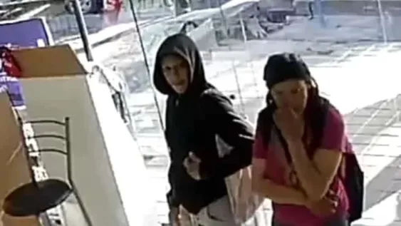 VIDEO: mecheras entran a un local del centro, roban y salen caminando