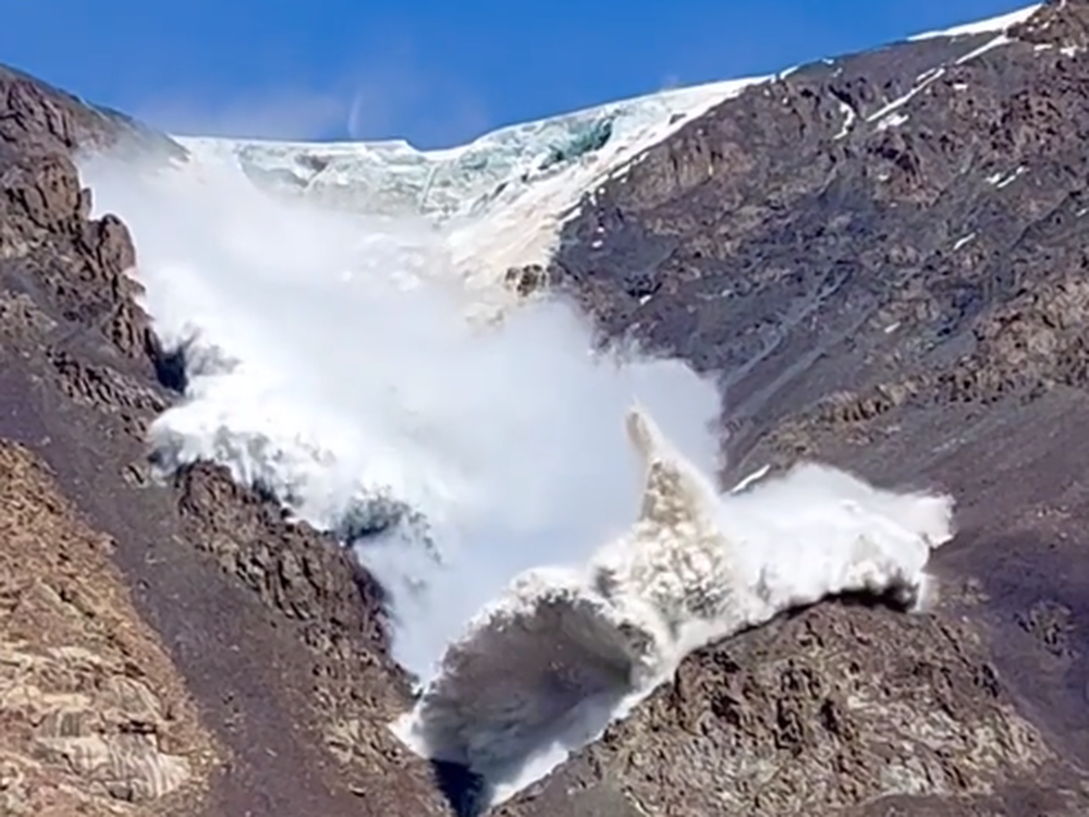 Filmó una impresionante avalancha que lo terminó sepultando: se salvó de milagro