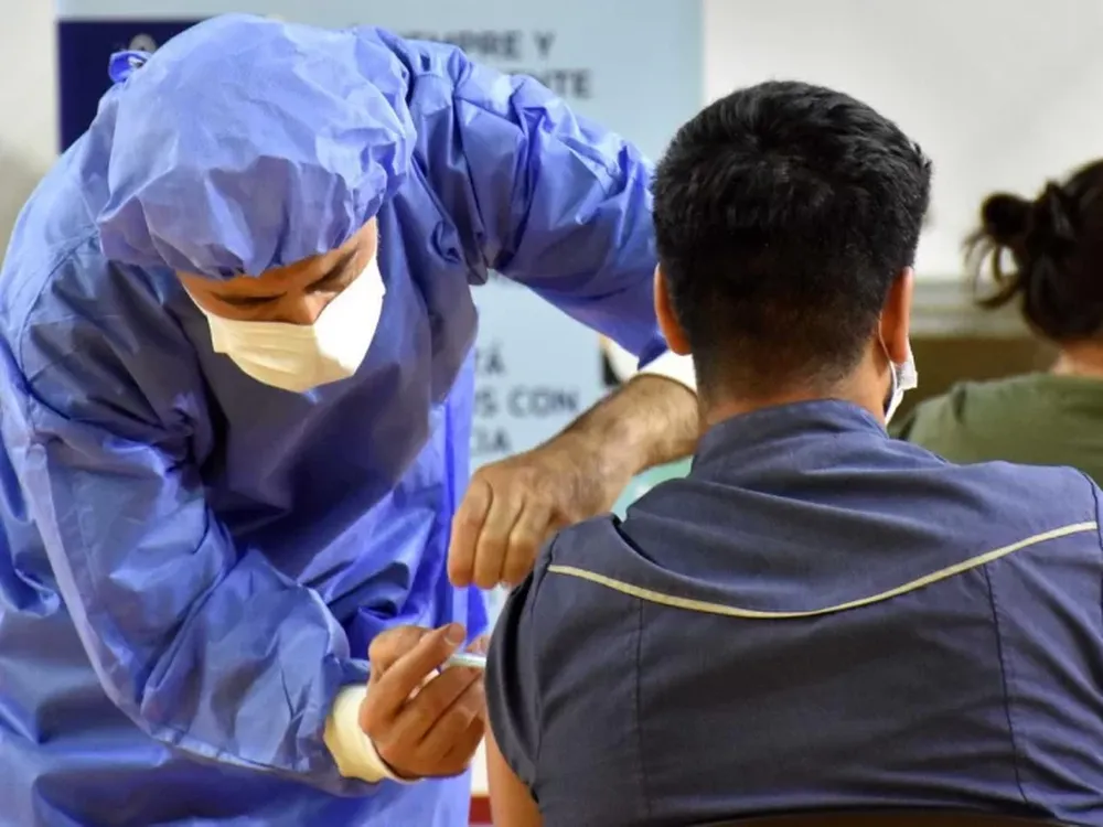 Autorizan el ensayo clínico para la siguiente fase de la vacuna argentina contra el coronavirus