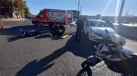 La conductora de una moto terminó hospitalizada tras chocar con un remís