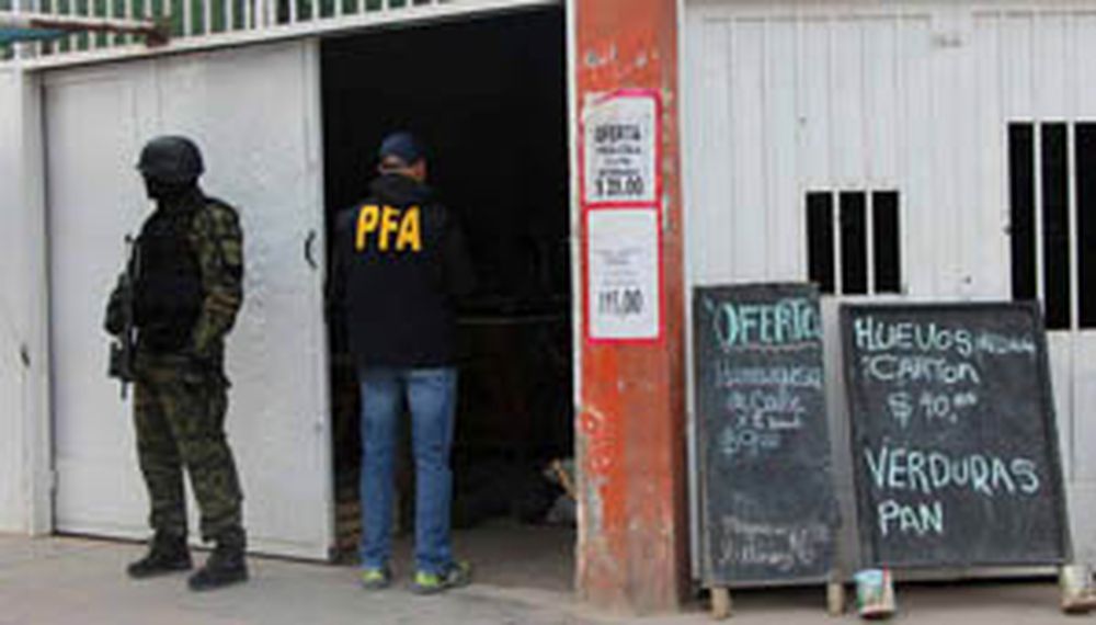 Almacén de día, kiosco de droga por la noche