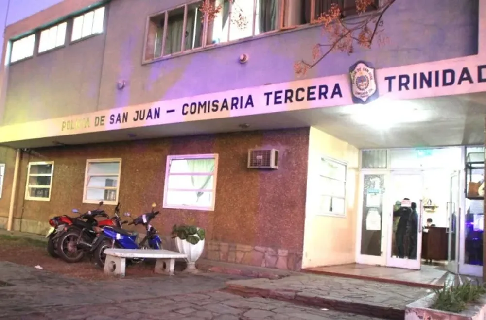 Se metió en contramano por Santa Fe en su auto y chocó con una camioneta