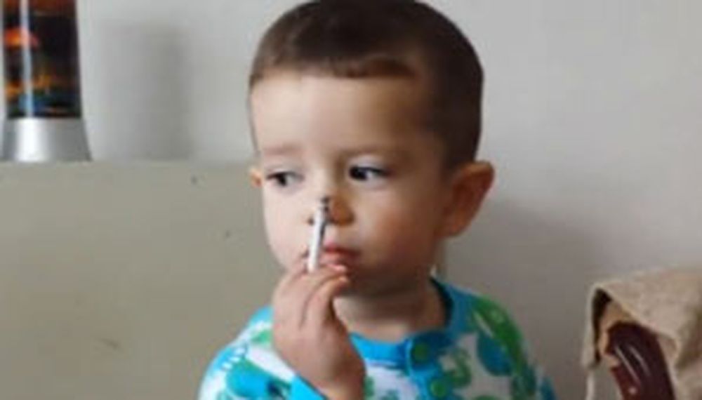 Indignación por un video en que padres incitan a un bebé a fumar