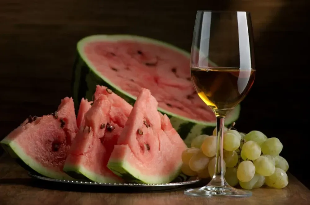 Vino con sandía, cómo cortar el hipo y toda la verdad sobre otros mitos populares