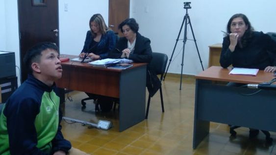 ALEJANDRO ARIEL  CÓRDOBA ARCE, alias Quiscudo, en el momento de presenciar el video en el que trepaba sobre una pared y un boyero para sustraer una bicicleta en Chimbas.