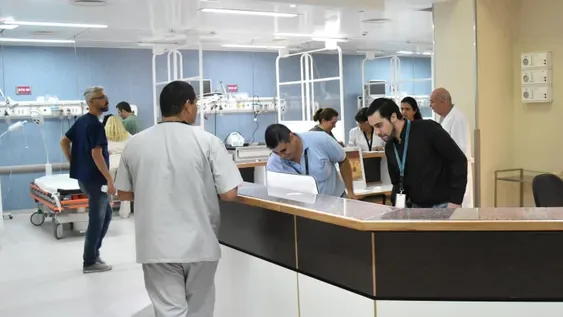 Es menor y llegó al hospital intoxicado y con graves golpes que recibió en una pelea