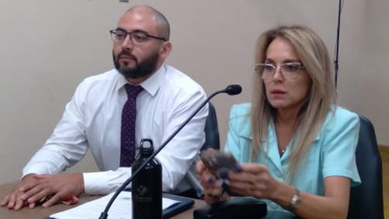EL MÚSICO ABSUELTO, Luis Darío Endrizzi, junto a su abogada defensora, Paola Miers. Ayer, la letrada volvió a hablar de haber recibido amenazas desde Fiscalía y, entre lágrimas, dijo sentir temor por su vida.