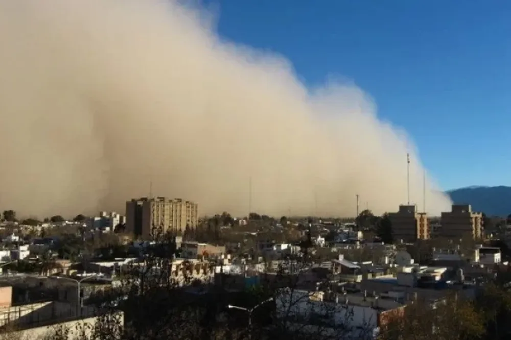 Alertan por la llegada de viento Zonda para las próximas horas en departamentos cordilleranos