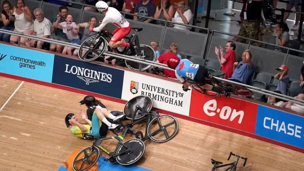 Escalofriante accidente: un ciclista se salió de pista y embistió a espectadores