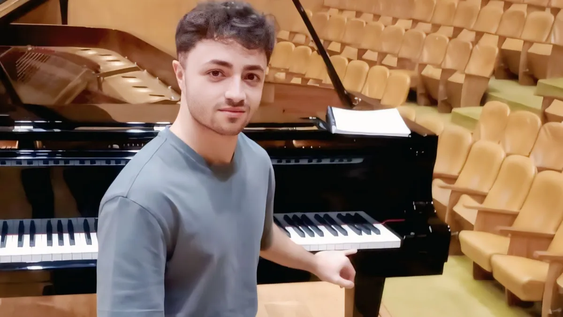 El concierto de la Cátedra de Piano tendrá como uno de sus protagonistas a Maxi Gili, quien en marzo-abril estuvo perfeccionándose en Italia, tras convertirse en el único argentino ganador de una de las cinco becas completas otorgadas por Avos Project﻿.&nbsp;