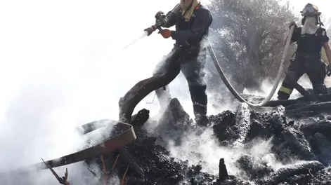 Bomberos combatieron un feroz incendio en Rivadavia