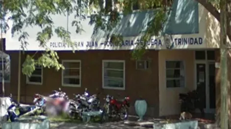 Se escondió en el baño mientras un ladrón robaba en su casa