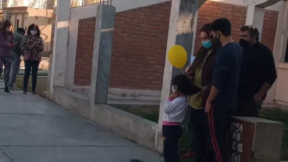 Su contagio obligó a aislar su barrio, pero obtuvo el alta y los vecinos le dieron una cálida bienvenida