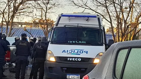 Intentan evadirse de una comisaría y toman a dos policías de rehenes durante 5 horas