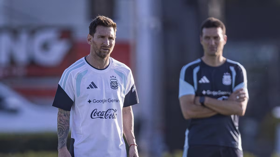 Lionel Scaloni, Lionel Messi durante el entrenamiento de la Seleccion de futbol Argentina previo al amistoso frente a Zambia.