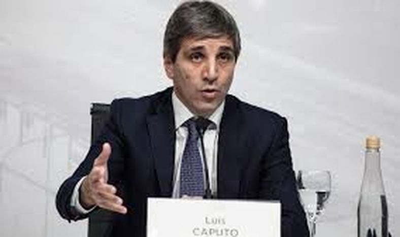 Es cierto que hayprecios más caros endólares, pero lasolución no esdevaluar como sehizo en 100 años”Luis Caputo - Ministro de Economía