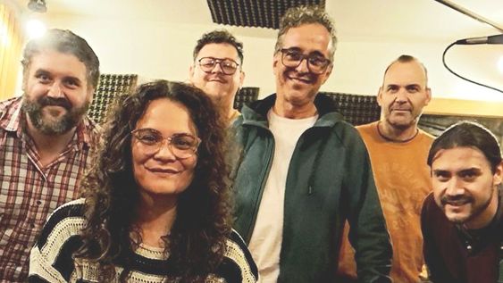 EN HONOR A FITO. La banda encabezada por Lucio Flores en teclados y Alejandro Segovia en voz se completa, además, con George Lamb en bajo, Hugo Figueroa en guitarra, Matías Inostroza en batería y Melisa Quiroga en voz.