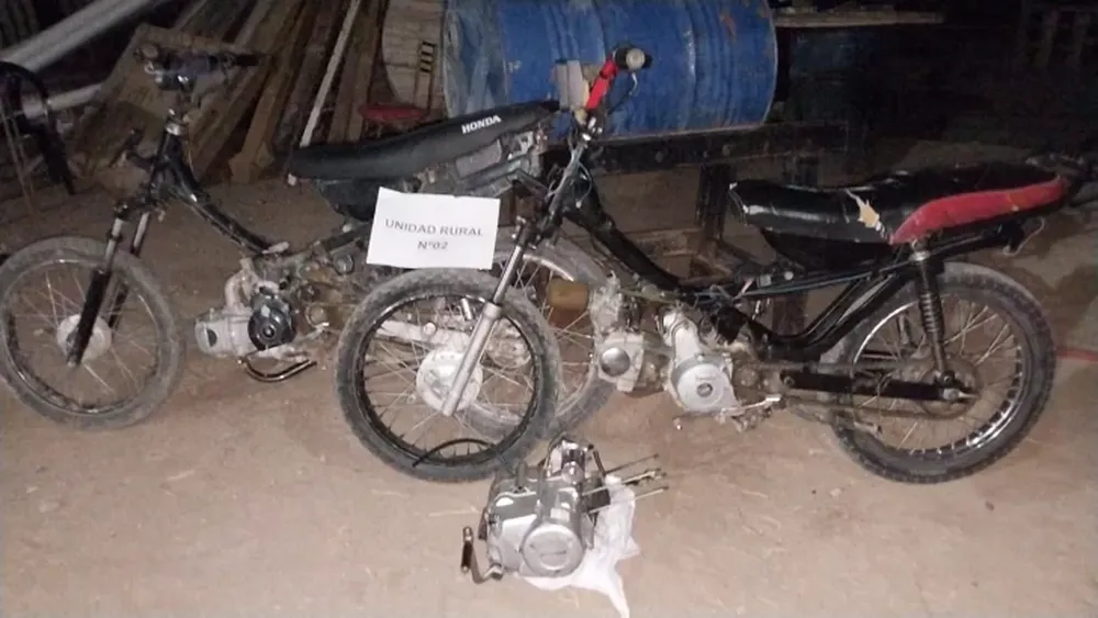 Circulaban en motos adulteradas y sin documentación: cayeron detenidos durante un control policial
