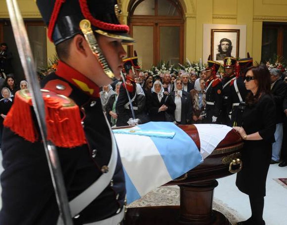 El último adiós a Néstor y los saludos a Cristina