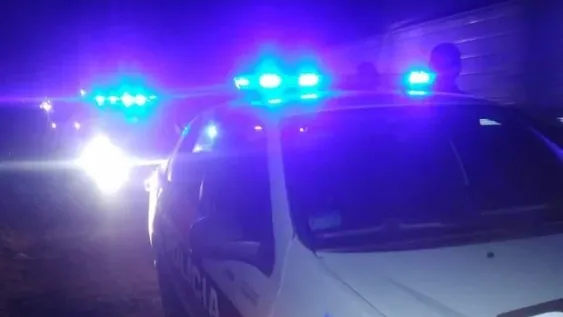 Conducía ebrio, chocó con un auto estacionado y volcó