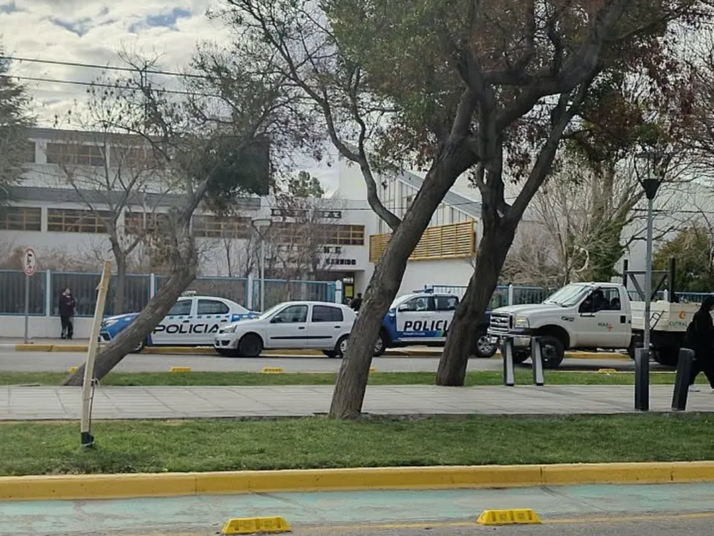 Un alumno de 13 a&ntilde;os fue baleado por un compa&ntilde;ero dentro de una escuela de Neuqu&eacute;n.