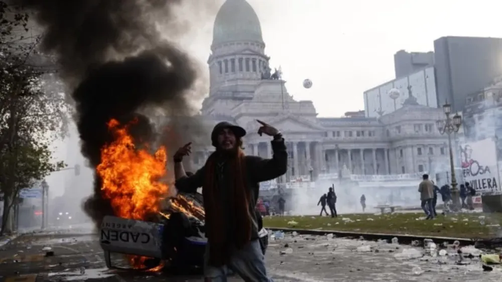 Una imagen que no debe verse más en la Argentina. No se puede tolerar los intentos de golpe de estado. Muchos habrán sonreído luego que Trump condicionara su apoyo al país. Muchos políticos no se dan cuenta que, paralelamente, también subía por otra escalera ese fantasma que parece haberse enamorado de la Argentina: la pobreza, el atraso y la miseria.