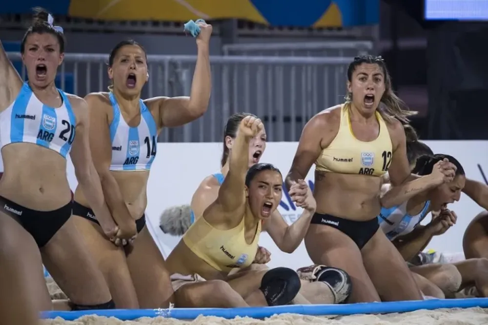 Las jugadoras de beach handball deberán modificar su indumentaria