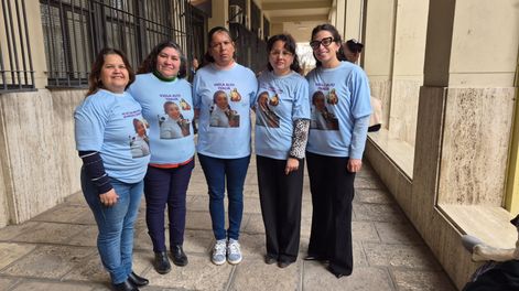 La mamá de Talía Recabarren (medio) acompañada por otras mujeres y su abogada Rosita Sánchez (derecha).