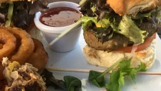 Encontró un ratón muerto en su hamburguesa