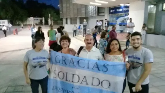 Malvinas: 15 excombatientes y un familiar vuelven a la tierra que sacudió sus vidas