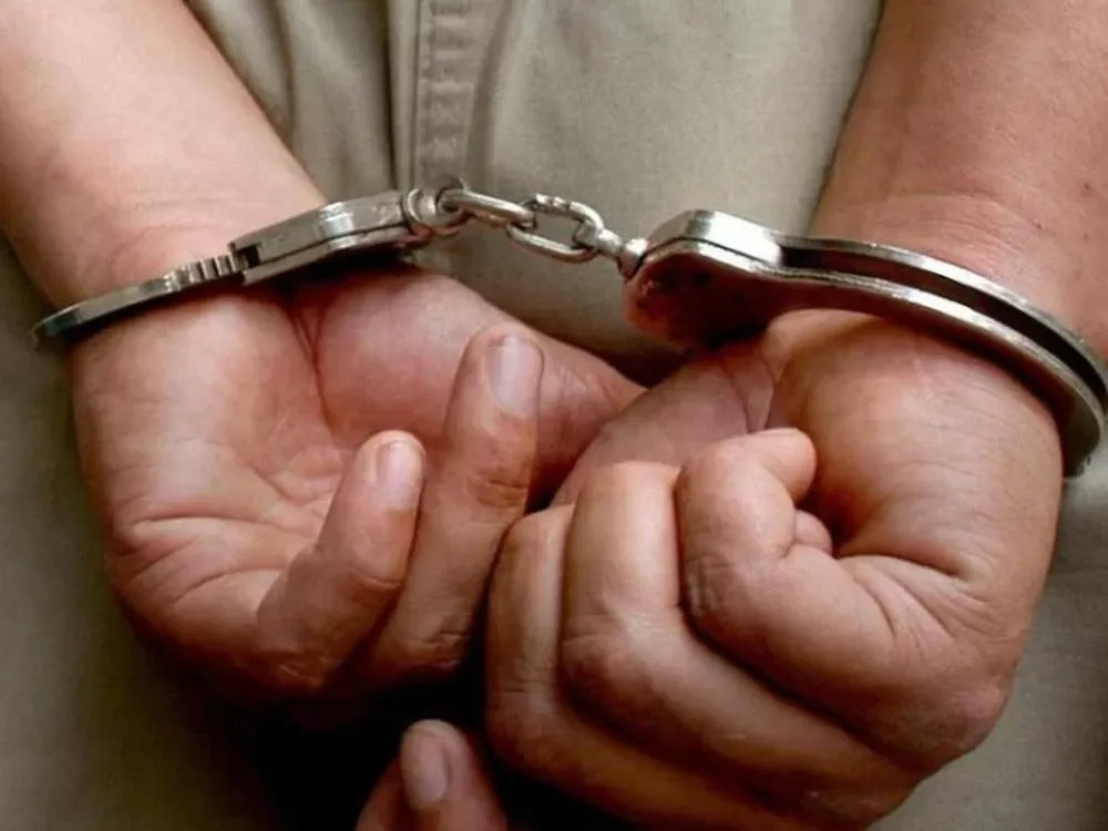 El acusado fue detenido tras un robo en Santa Lucía, luego de que el propietario del inmueble siguiera sus movimientos y alertara al 911.