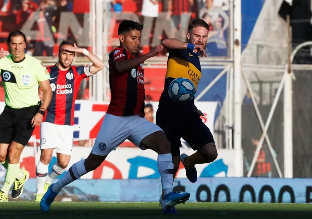 Boca le ganó 2-0 a San Lorenzo y se adueñó de la punta