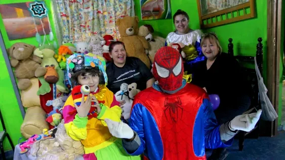 Este año, piden hasta mercadería para regalar a los chicos en su día