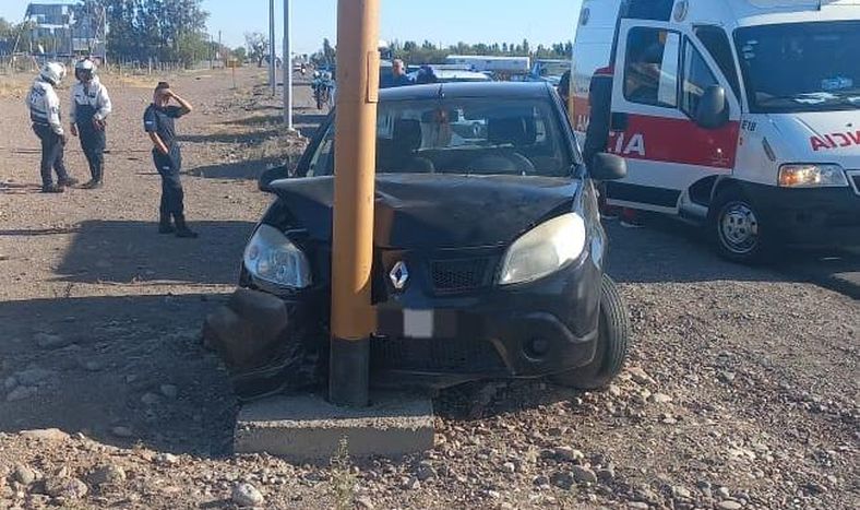 Realizó una mala maniobra y chocó contra el poste del semáforo provocando que se cayera