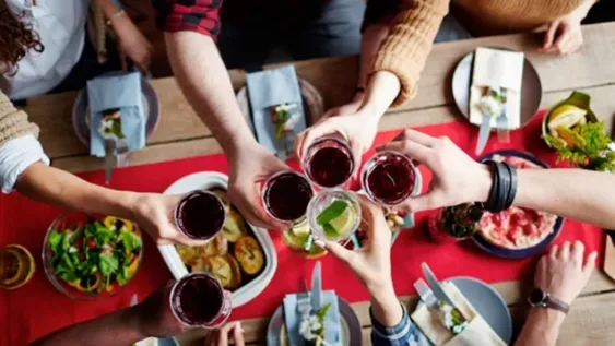 COVID-19: la tabla que ayuda a medir el riesgo de contagio en una reunión social