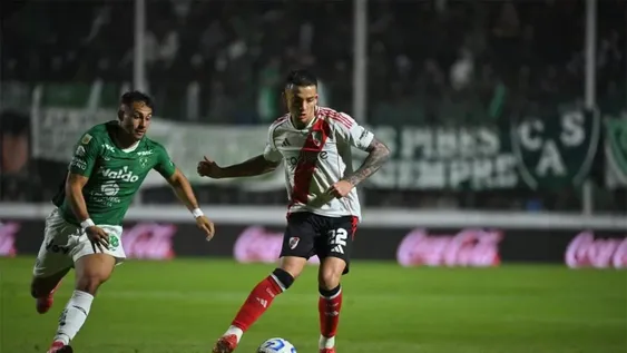 CASTAÑO, junto a Mastantuono fueron los generadores de fútbol en el primer tiempo. Al millonario le sobra control, pero le falta profundidad para terminar las jugadas.