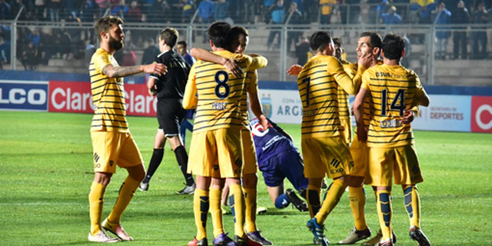 El campeón Boca debutó goleando a Güemes en la fría noche sanjuanina