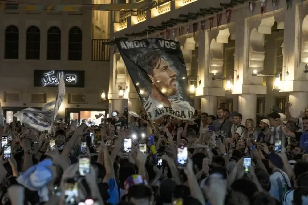 Multitudinario banderazo argentino, un ritual en Doha antes de cada partido